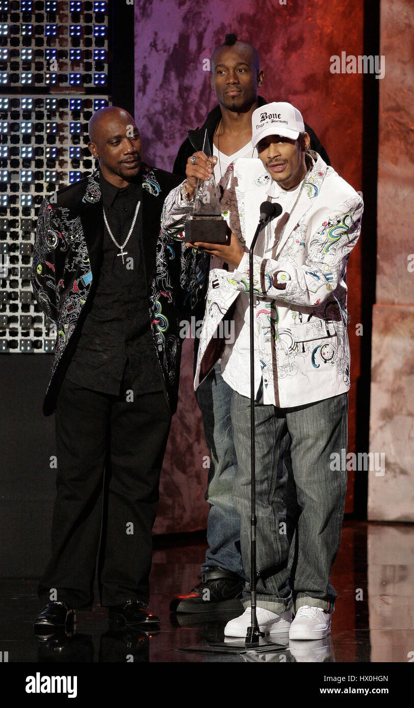 Rap group Bone Thugs-n-Harmony with award for rap/hip hop group at