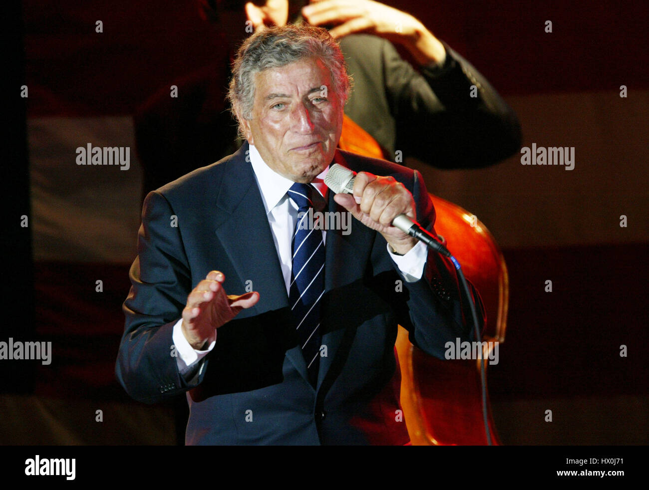 Singer Tony Bennett sings at a fund raiser for John Kerry  in Santa Monica, Calif.  on August 21, 2004. Photo credit: Francis Specker Stock Photo