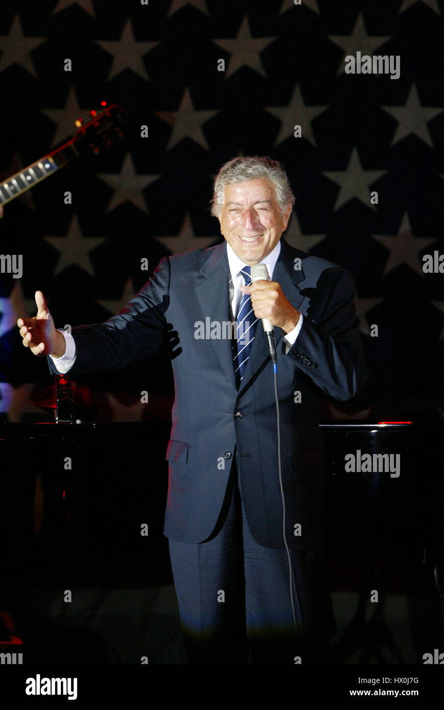 Singer Tony Bennett sings at a fund raiser for John Kerry  in Santa Monica, Calif.  on August 21, 2004. Photo credit: Francis Specker Stock Photo