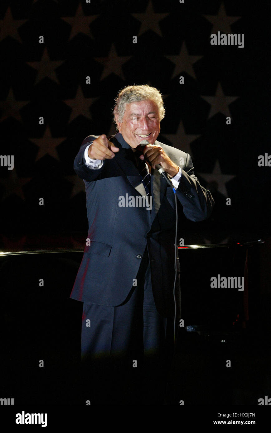 Singer Tony Bennett sings at a fund raiser for John Kerry  in Santa Monica, Calif.  on August 21, 2004. Photo credit: Francis Specker Stock Photo