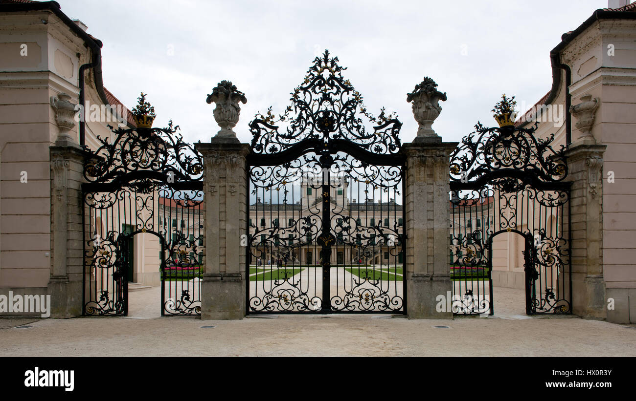 изящные ворота обычно служившие входом. роллетные ворота alutech. кованые ворота в стиле рококо. ворота кованые ренессанс. изящные ворота обычно служившие входом.