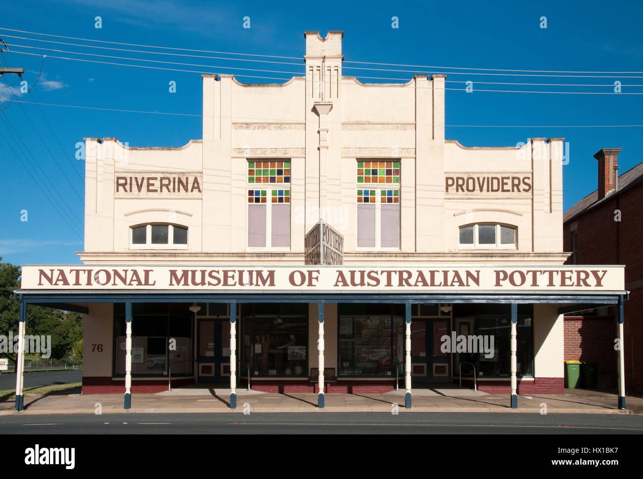 Hume Highway Road Trip, Australia: Mackies Building (1910), now utilised as a local visitor attraction, in Holbrook, New South Wales Stock Photo