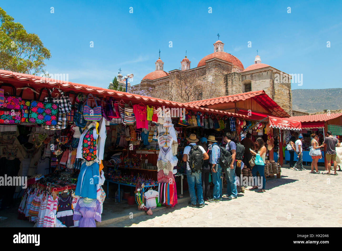 Tourists and souvenir shops near the palace and church of Mitla, Oaxaca, Mexiko Stock Photo