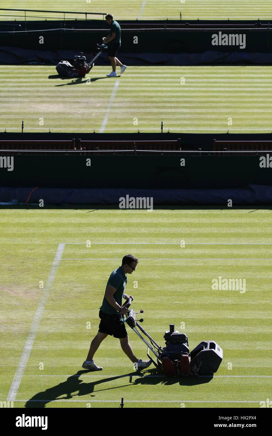 WIMBLEDON DAY 2 COURT PREPERAT THE WIMBLEDON CHAMPIONSHIPS 20 THE ALL
