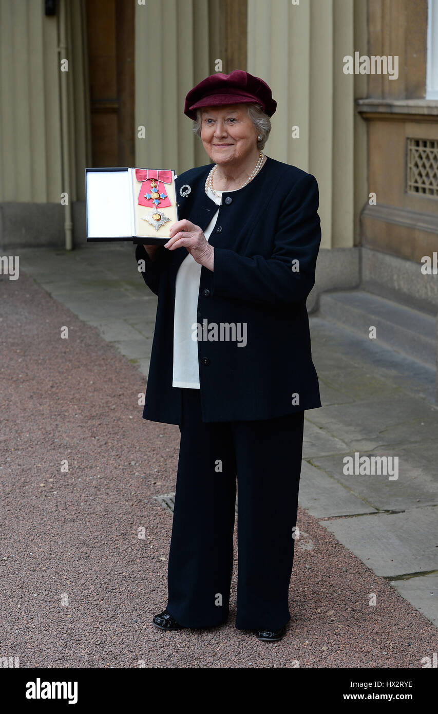 Patricia routledge hi-res stock photography and images - Alamy