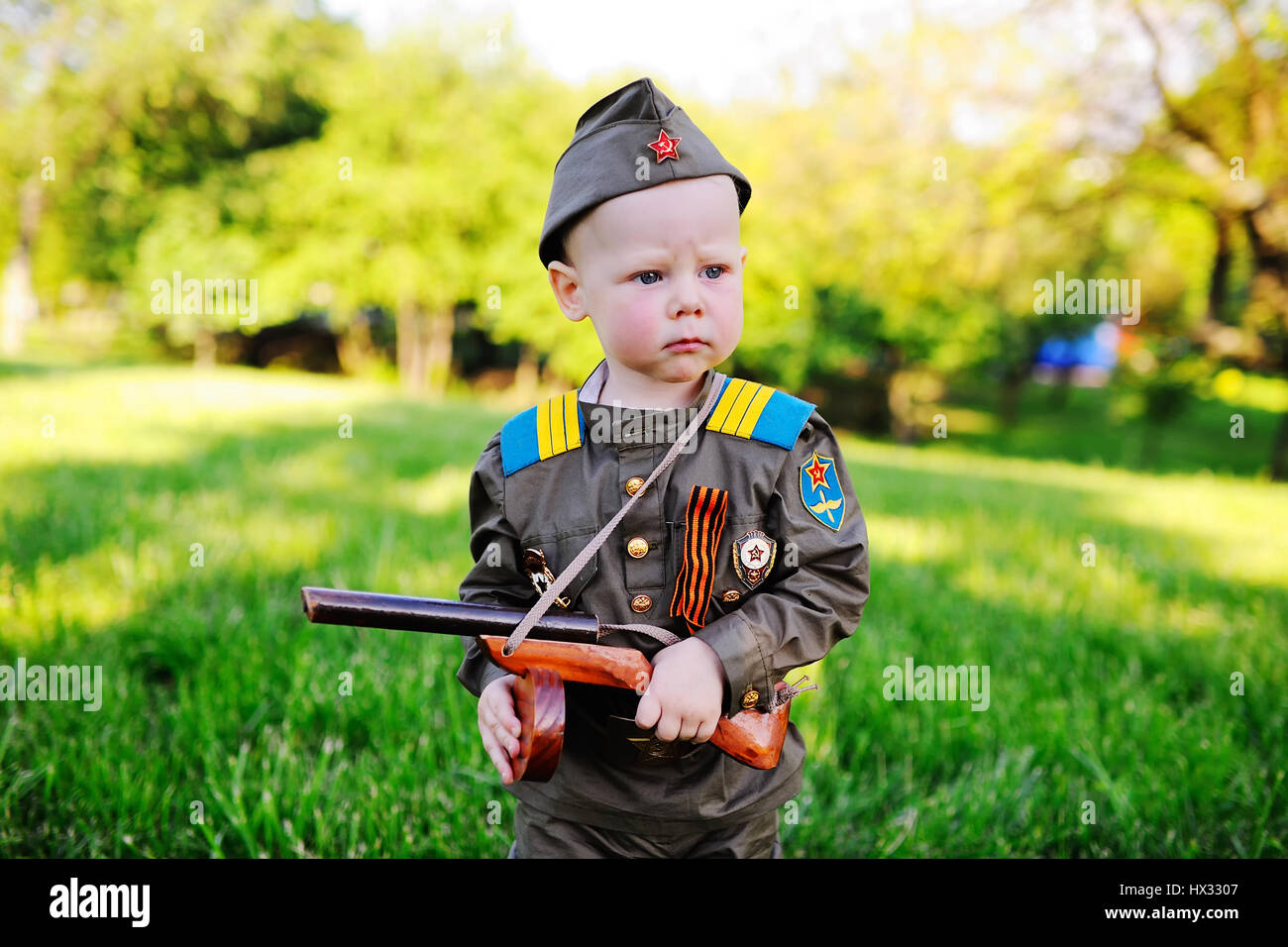 Маленькие дети 9 мая. Дети в военной форме. Маленький мальчик в военной форме. Маленькие дети в военной форме. Солдатская форма для детей.