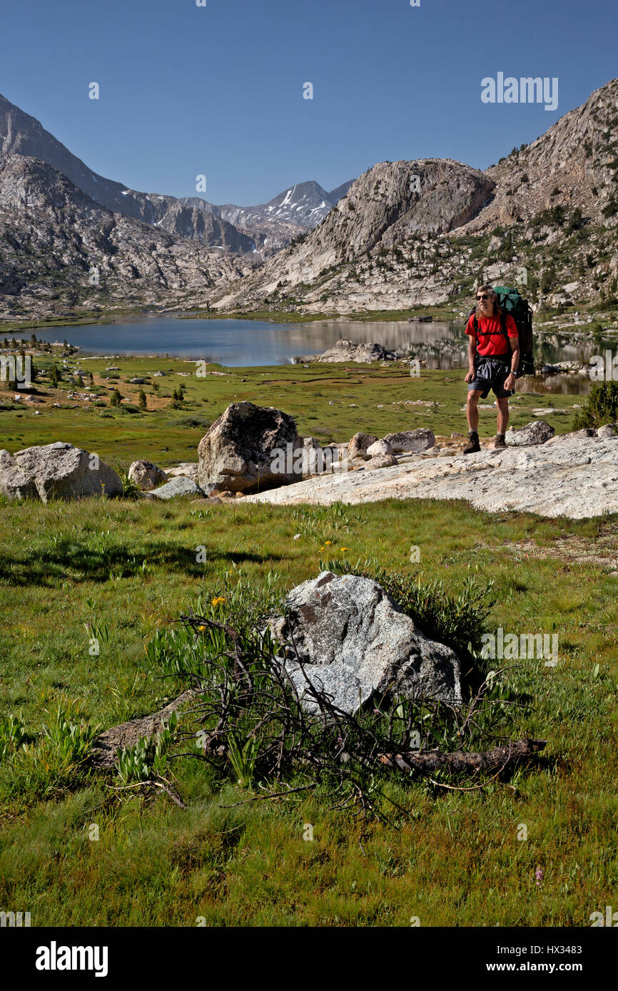 CA03122-00...CALIFORNIA - Backpacker above Evolution Lake along  the combined JMT/PCT in Kings Canyon National Park. Stock Photo