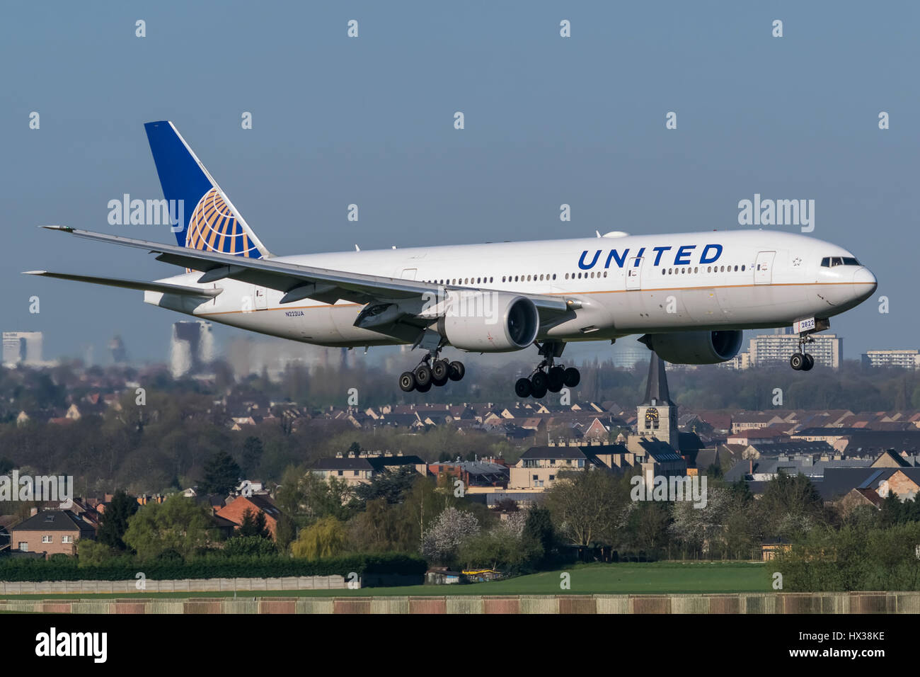 United Airlines Boeing 772 landing on runway 01 at Brussels Airport.