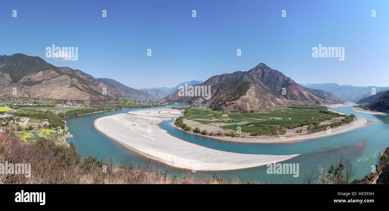 Panoramic view of the first bend of the Yangtze River near ShiGu village not far from Lijiang, Yunnan - China Stock Photo