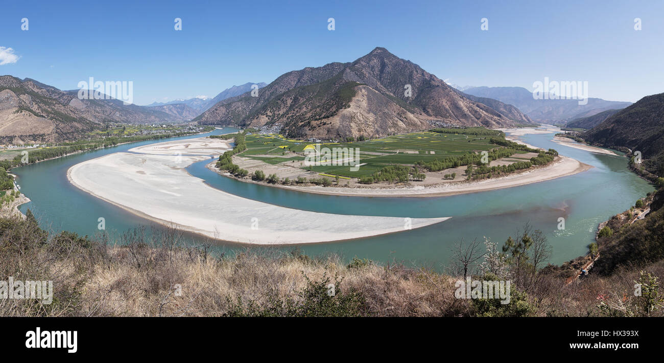 Panoramic view of the first bend of the Yangtze River near ShiGu village not far from Lijiang, Yunnan - China Stock Photo