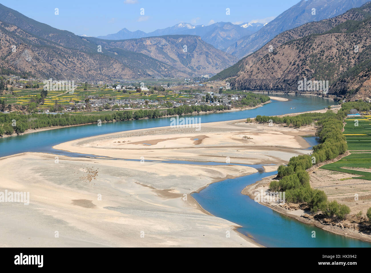 Panoramic view of the first bend of the Yangtze River near ShiGu village not far from Lijiang, Yunnan - China Stock Photo