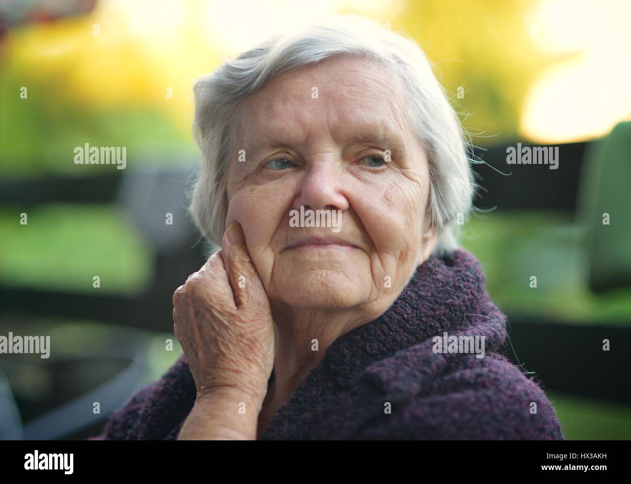 Девушка постарше как называется. Девушка постарше как называется. Старая женщина с молодым человеком. Marine vacth in jeune et jolie (2013). Герцогиня альба.