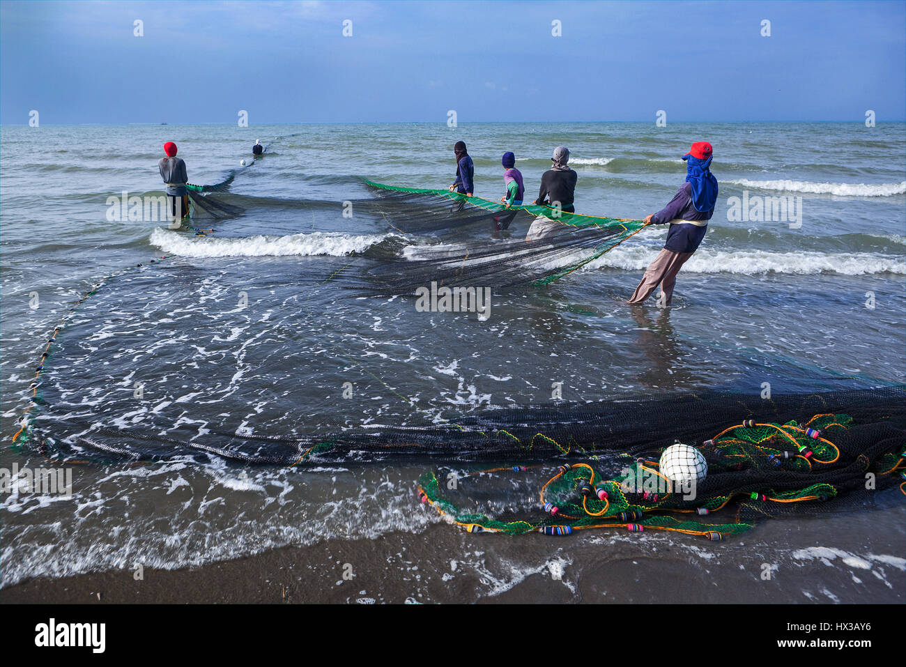 https://c8.alamy.com/comp/HX3AY6/filipino-fishermen-haul-their-seine-fishing-net-out-of-the-water-at-HX3AY6.jpg