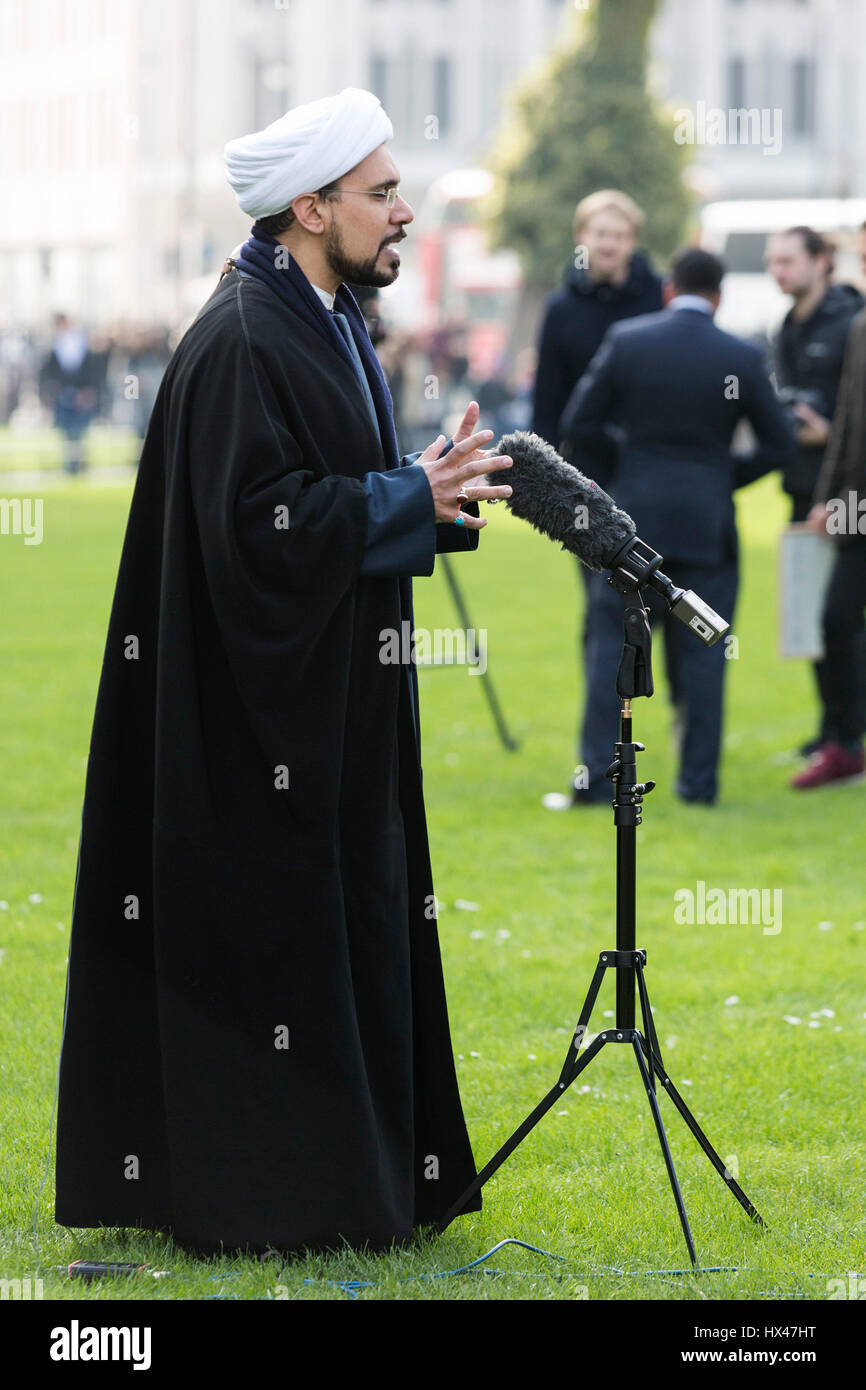 London, UK. 24th Mar, 2017. Sheikh Mohammed Al-Hilli. Jewish, Christian and Muslim leaders gathered outside Westminster Abbey to condemn the terrorist attack on Westminster Bridge which happened days earlier. Credit: Bettina Strenske/Alamy Live News Stock Photo