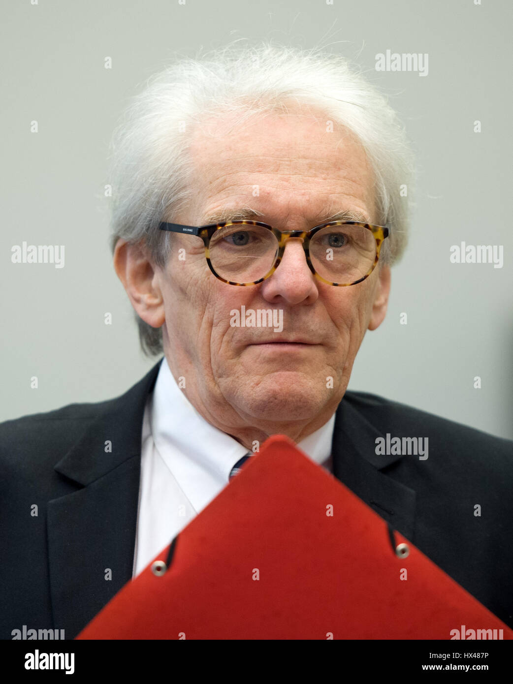 Berlin, Germany. 21st Mar, 2017. Charite CEO Karl Max Einhaeupl arrives for the annual press conference of the hospital in Berlin, Germany, 21 March 2017. Photo: Soeren Stache/dpa/Alamy Live News Stock Photo