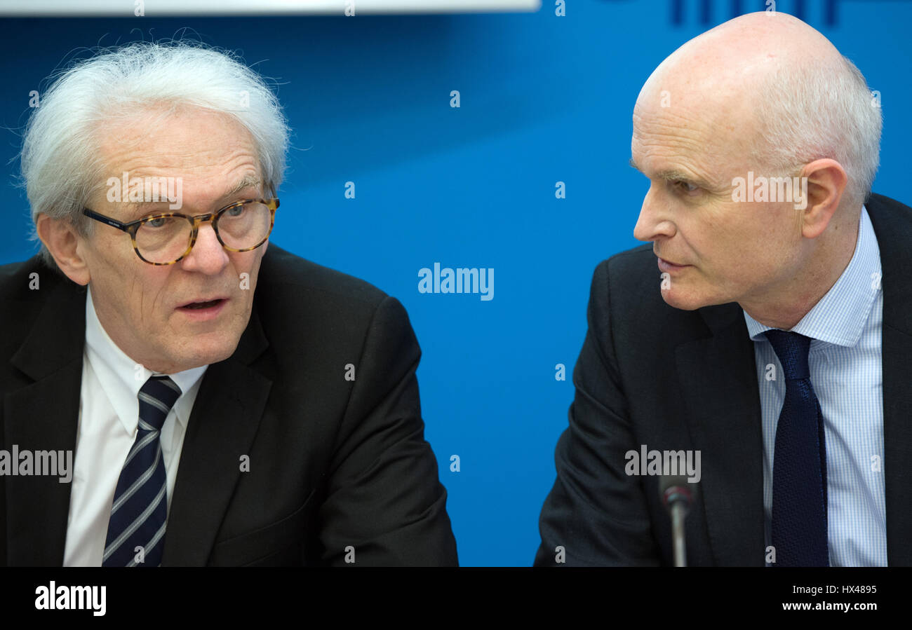 Berlin, Germany. 21st Mar, 2017. Carite CEO Karl Max Einhaeupl (L) and Charite dean Axel Radlach Pries talk prior to the annual press conference of the hospital in Berlin, Germany, 21 March 2017. Photo: Soeren Stache/dpa/Alamy Live News Stock Photo