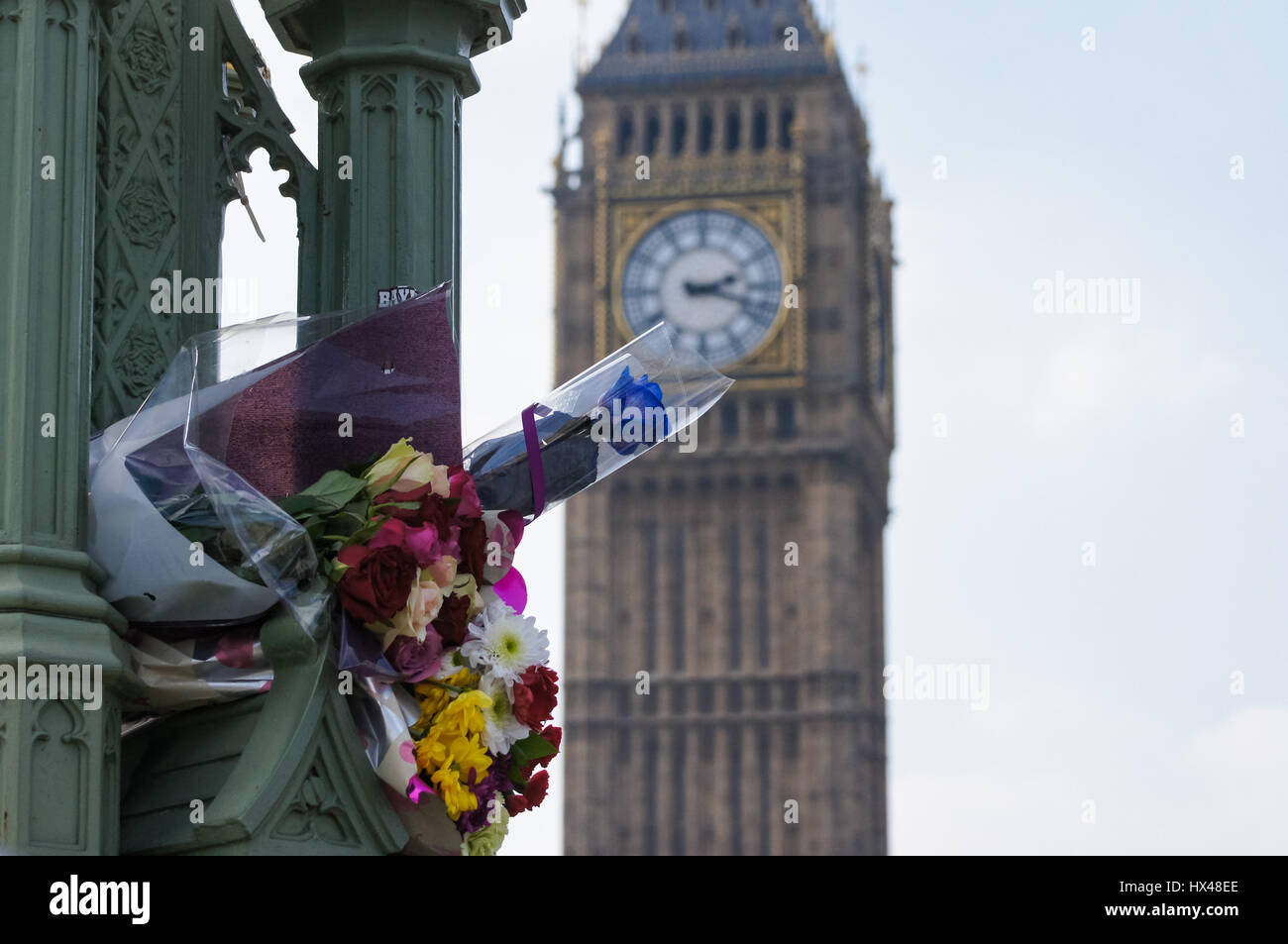 London, UK. 24th March, 2017. Floral tributes to the victims on Westminster Bridge after the terrorist attack. Credit: Marcin Rogozinski/Alamy Live News Stock Photo