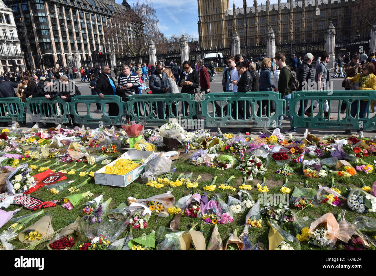 Westminster, London, UK. 25th March 2017 Westminster terror attack flowers outside Parliament Stock Photo