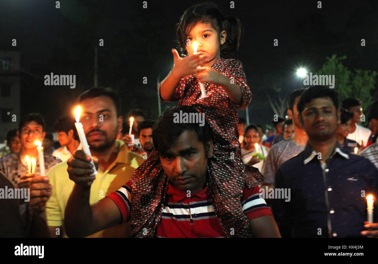 Dhaka, Bangladesh. 25th Mar, 2017. 25 March 2017 Dhaka, Bangladesh - Marchers lit candles and shouted slogans to remember the victims of ''Operation Searchlight,'' the 1971 military operation carried out by the Pakistan Army to curb the Bengali nationalist movement in the Dhaka City on 25 March 2017. The black night of March 25, 1971 when the Pakistani occupation forces kicked off one of the worst genocides in history that led to a nine-month war for the independence of Bangladesh in 1971. Credit: ZUMA Press, Inc./Alamy Live News Stock Photo