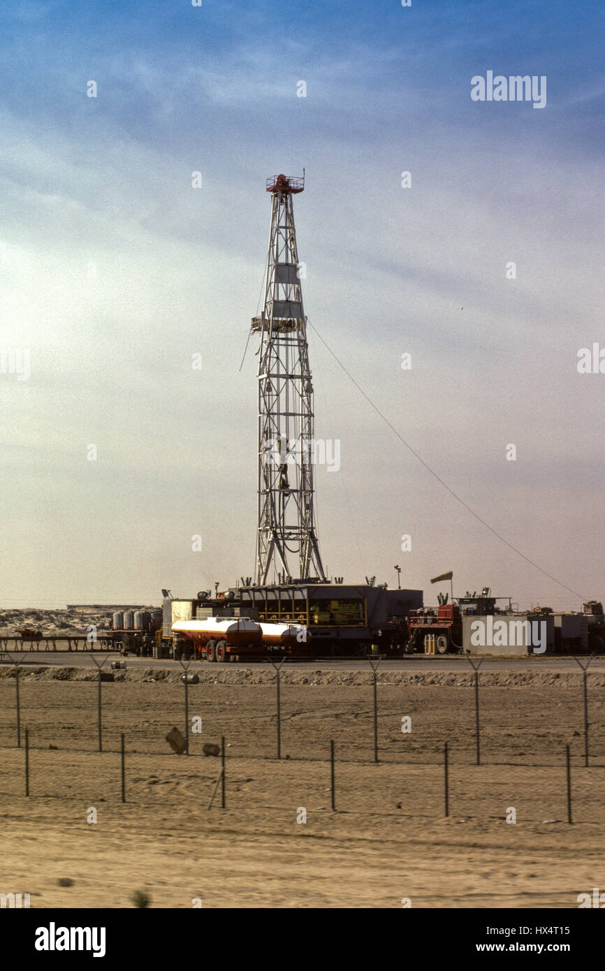 An oil rig off the highway in Dammam Eastern Province Stock Photo - Alamy