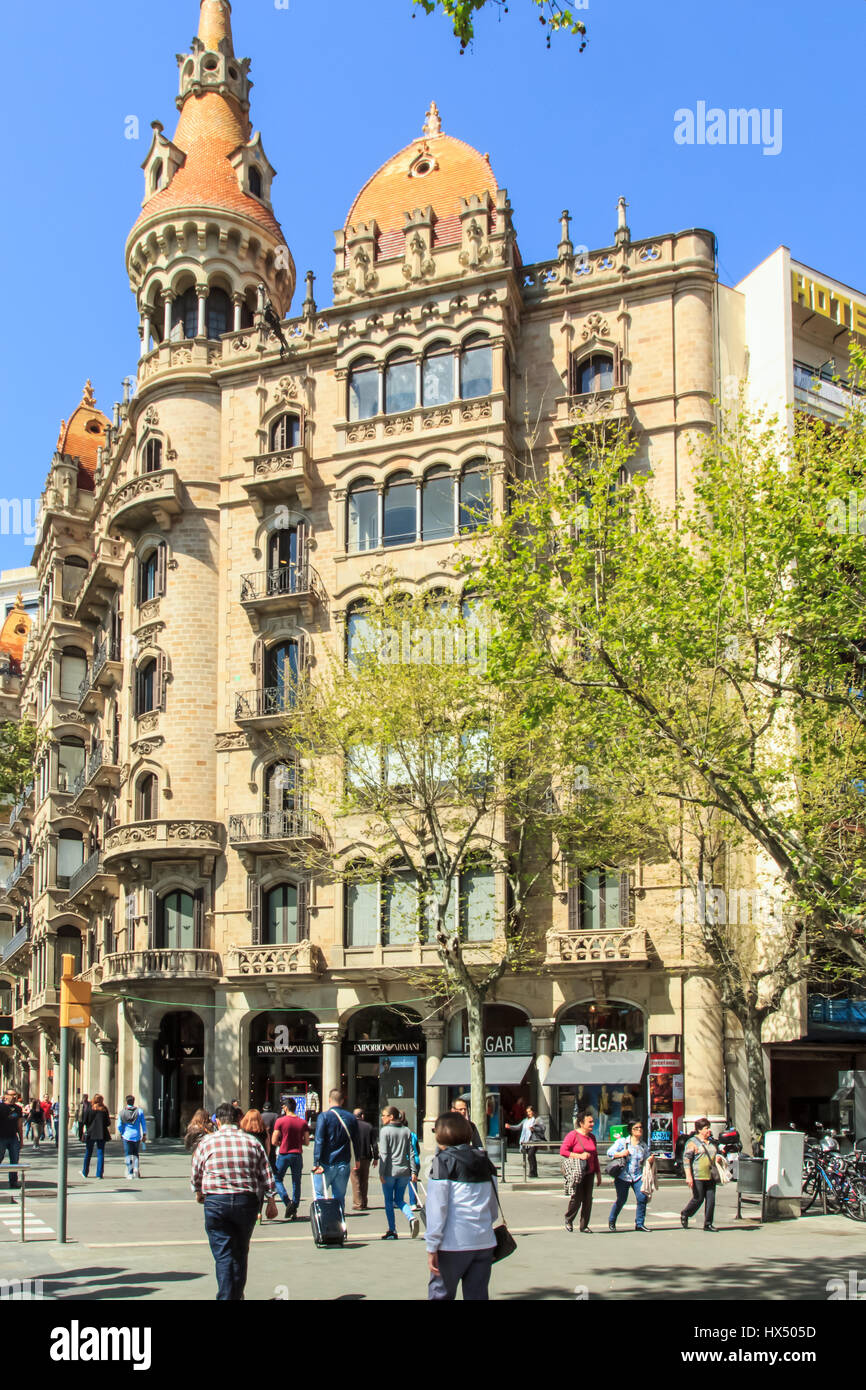 Building with highend shops at the corner of Passeig de Gracia and