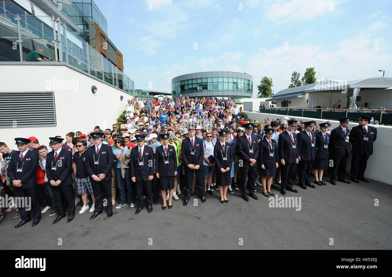 CROWD LED INTO GROUNDS WIMBLEDON LAWN TENNIS CLUB WIMBLEDON LAWN TENNIS CLUB THE ALL ENGLAND TENNIS CLUB WIMBLEDON LONDON ENG Stock Photo