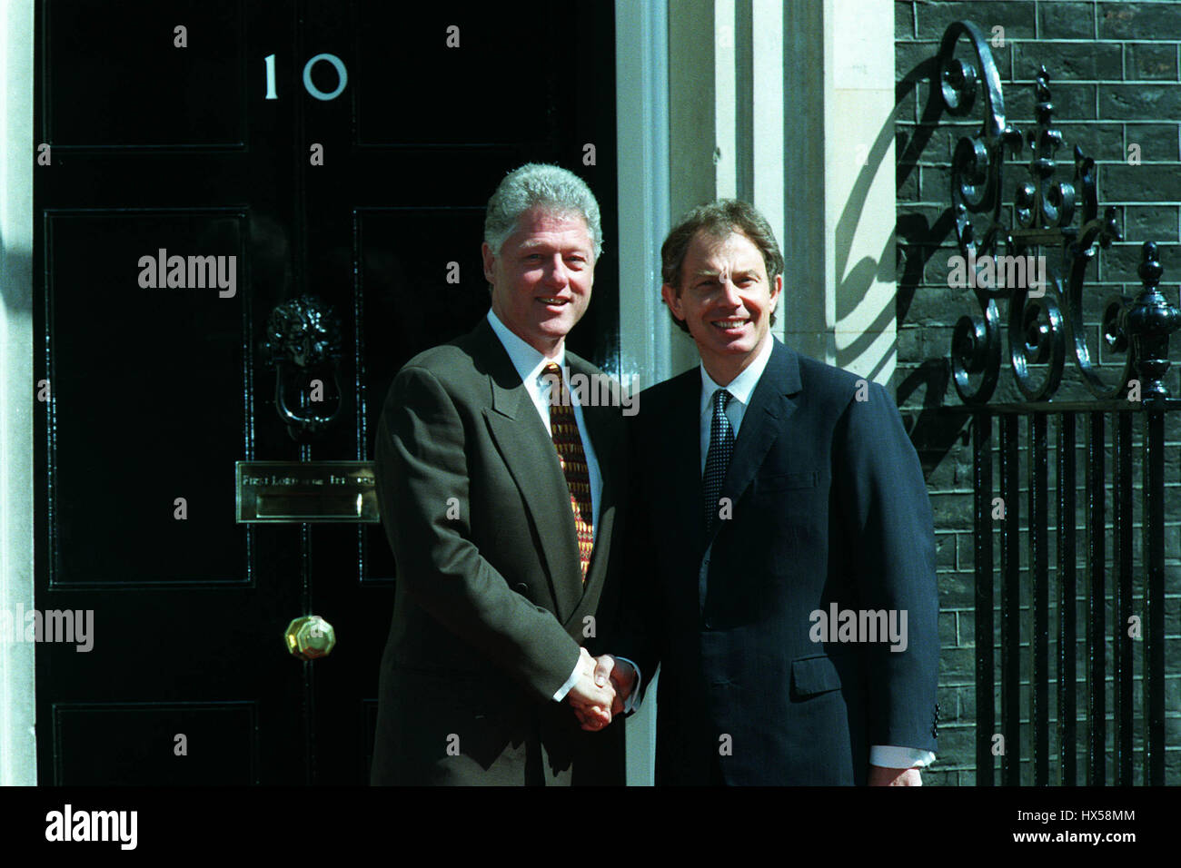 BILL CLINTON & TONY BLAIR OUTSIDE NO 10 DOWNING ST. 20 May 1998 Stock