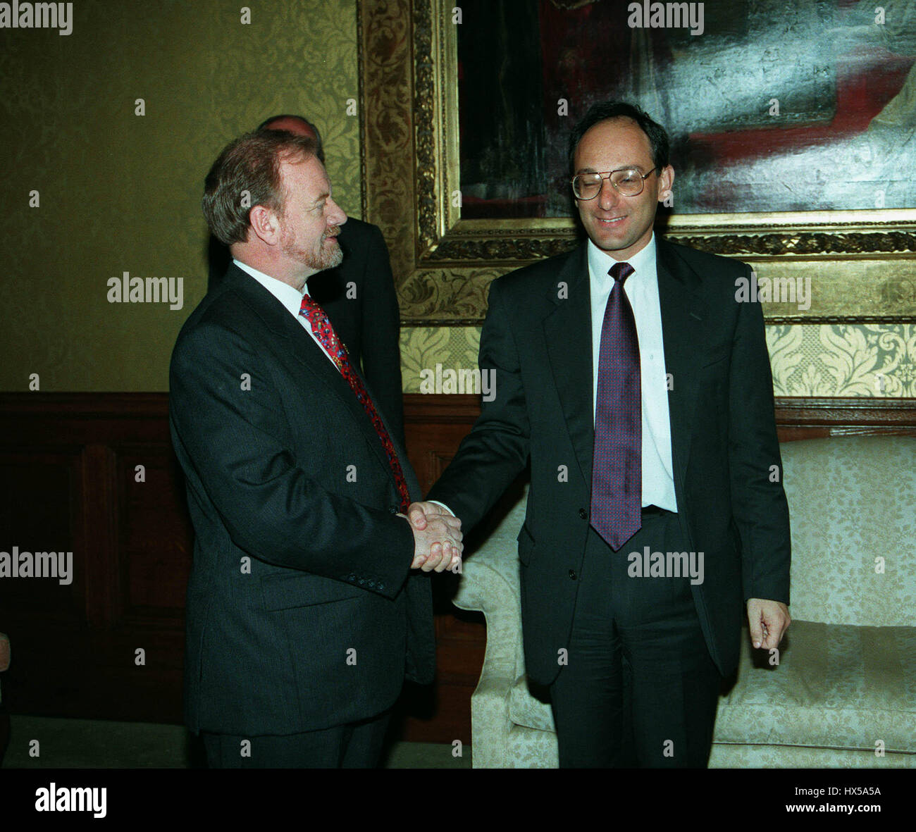 ROBIN COOK MEETS PETER CARUANA FOREIGN MINISTER CHIEF MIN GIB 08 July 1997 Stock Photo