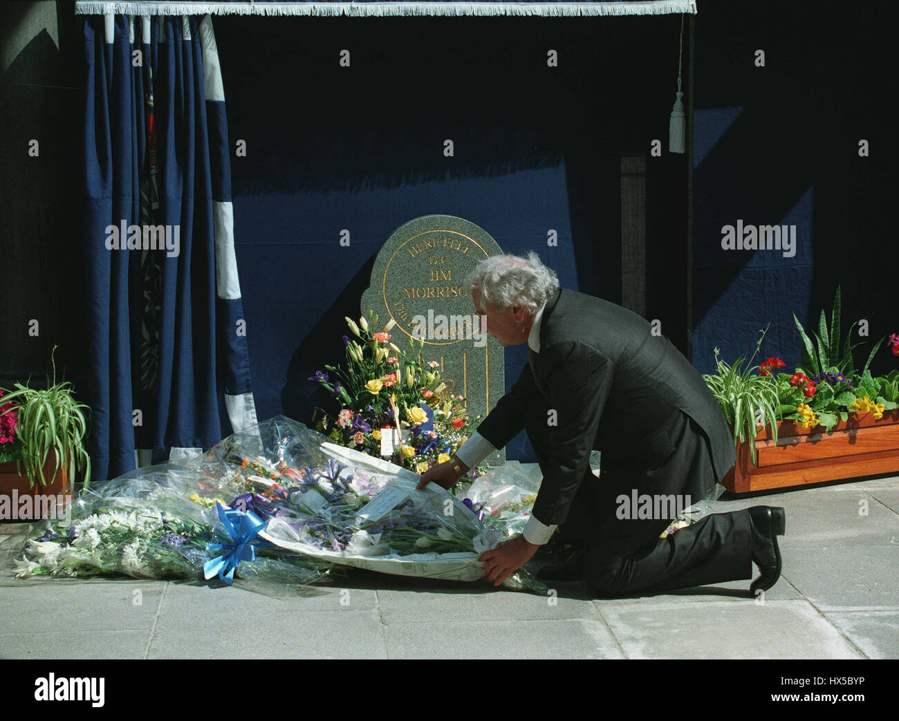 MICHAEL WINNER LAYS FLOWERS AT MEMORIAL TO D.C. JIM MORRISON 27 April 1994 Stock Photo