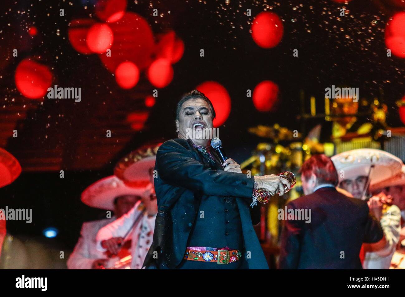 El cantante de música popular mexicana, Juan Gabriel , durante la noche