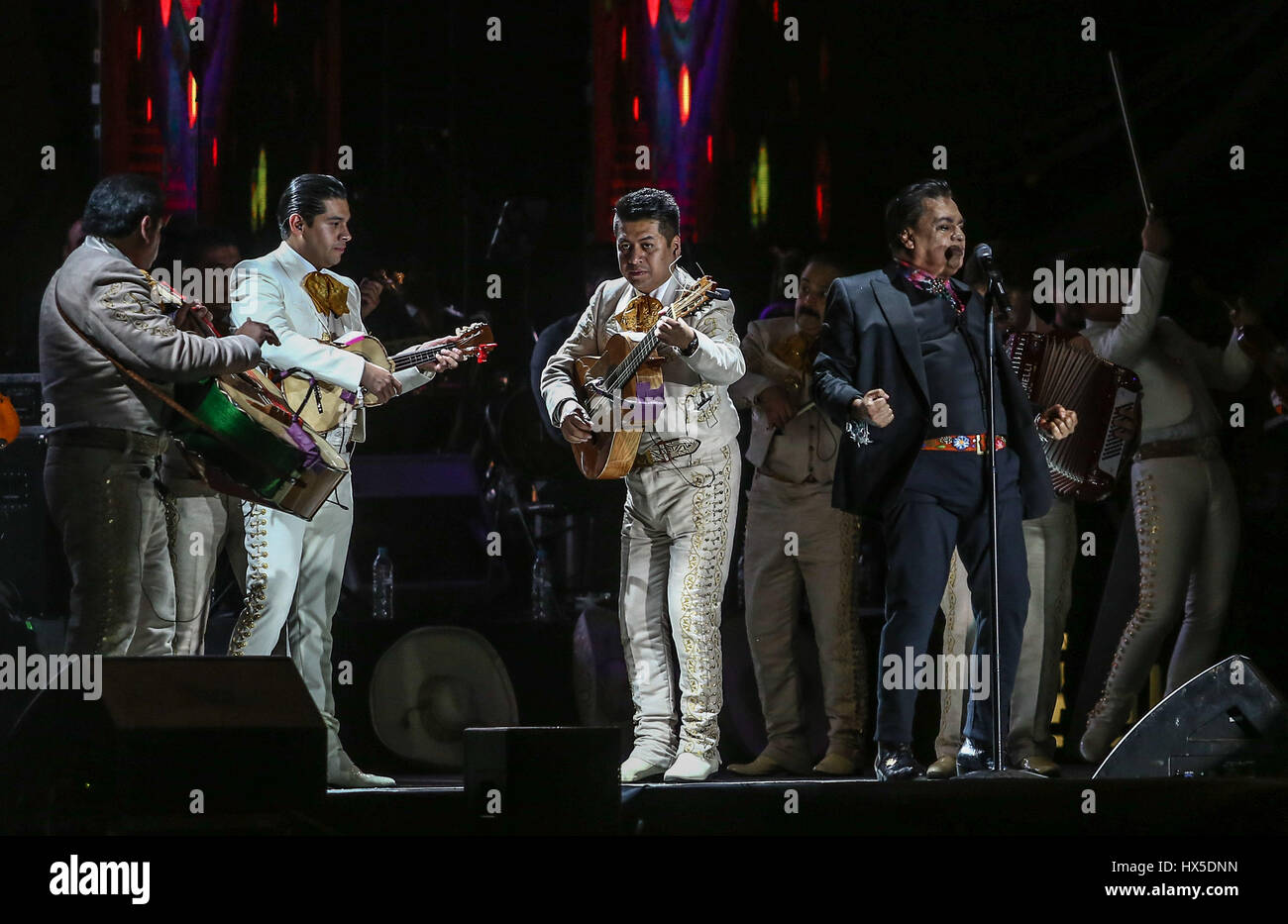 El cantante de música popular mexicana, Juan Gabriel , durante la noche de su concierto en expoForum como parte de su gira NOA NOA.  ©Foto: Stringer/N Stock Photo