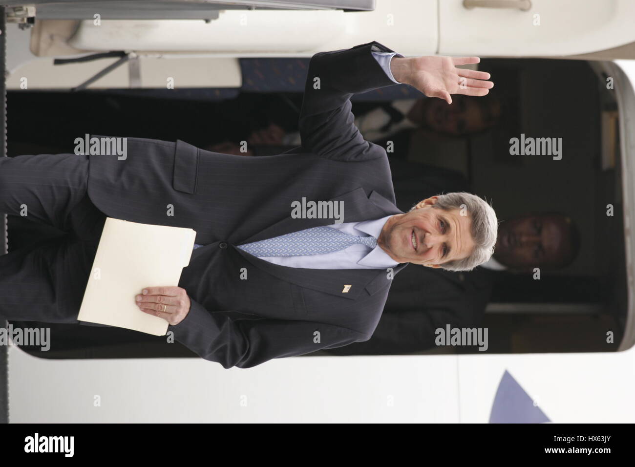 JOHN KERRY U.S. PRESIDENTIAL CAMPAIGN 08 June 2004 BURBANK AIRPORT