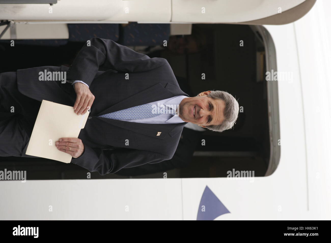 JOHN KERRY U.S. PRESIDENTIAL CAMPAIGN 08 June 2004 BURBANK AIRPORT