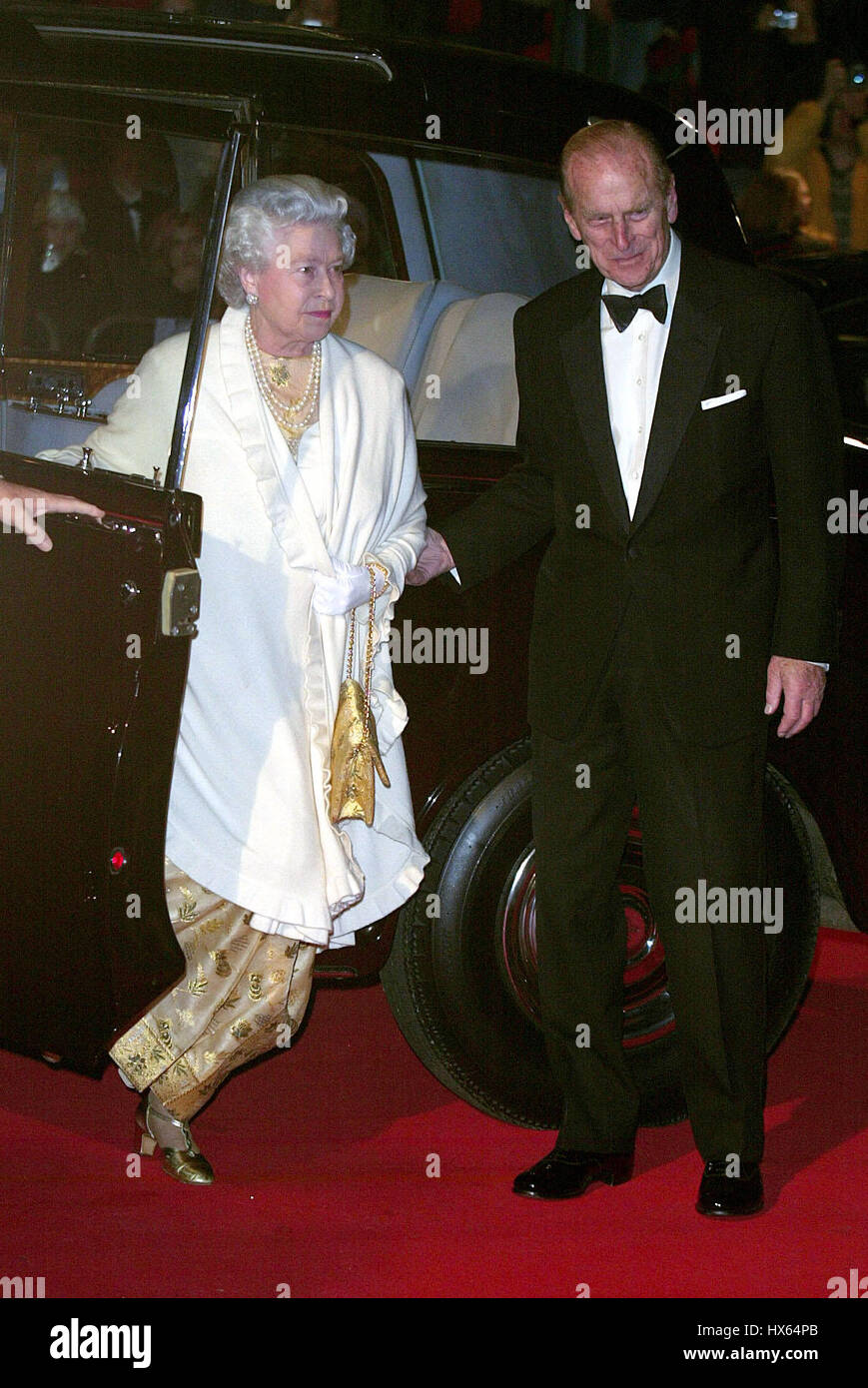 QUEEN ELIZABETH PRINCE PHILIP MEMBERS OF THE ROYAL FAMILY 18 November 2002 ROYAL ALBERT HALL LONDON ENGLAND Stock Photo
