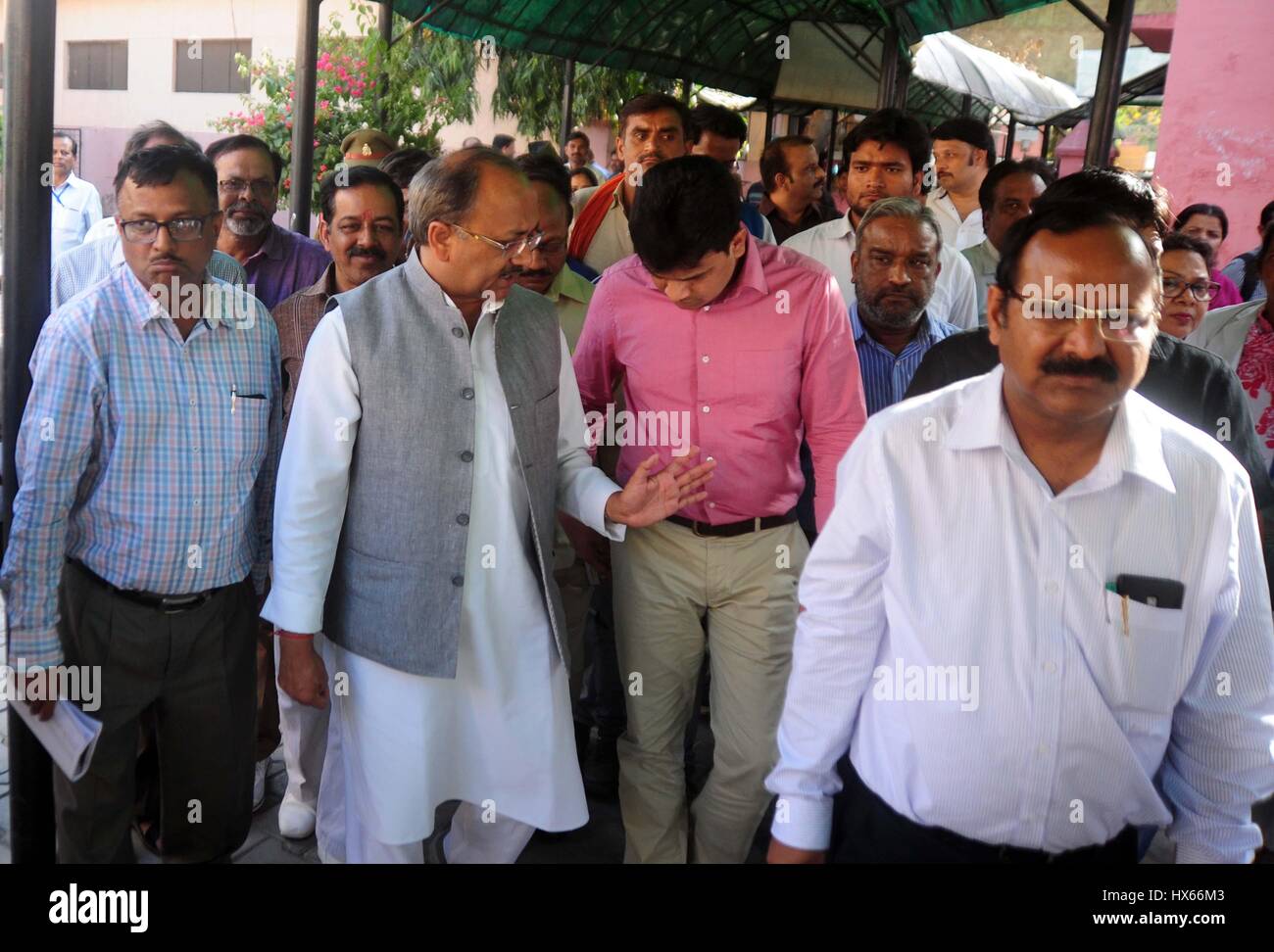 Allahabad, India. 25th Mar, 2017. Uttar Pradesh Cabinet minister for health and BJP National Secretary Siddharth Nath Singh talk with doctors after meet with patients during his surprise visit at District Women hospital in Allahabad. Credit: Prabhat Kumar Verma/Pacific Press/Alamy Live News Stock Photo
