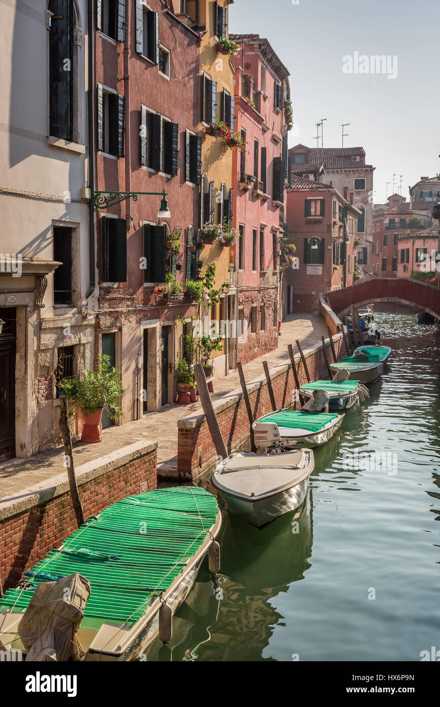 Few canal boats hi-res stock photography and images - Alamy