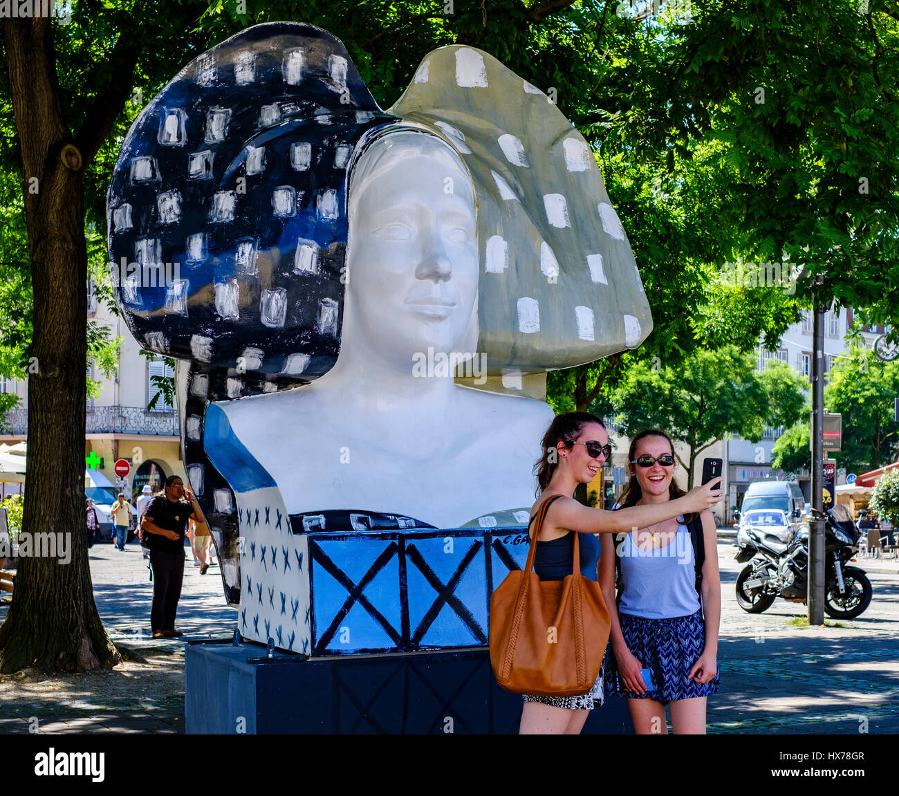 Two Girls Taking Selfie And Morceaux Choisis Sculpture By Catherine two-girls-taking-selfie-and-morceaux-choisis-sculpture-by-catherine