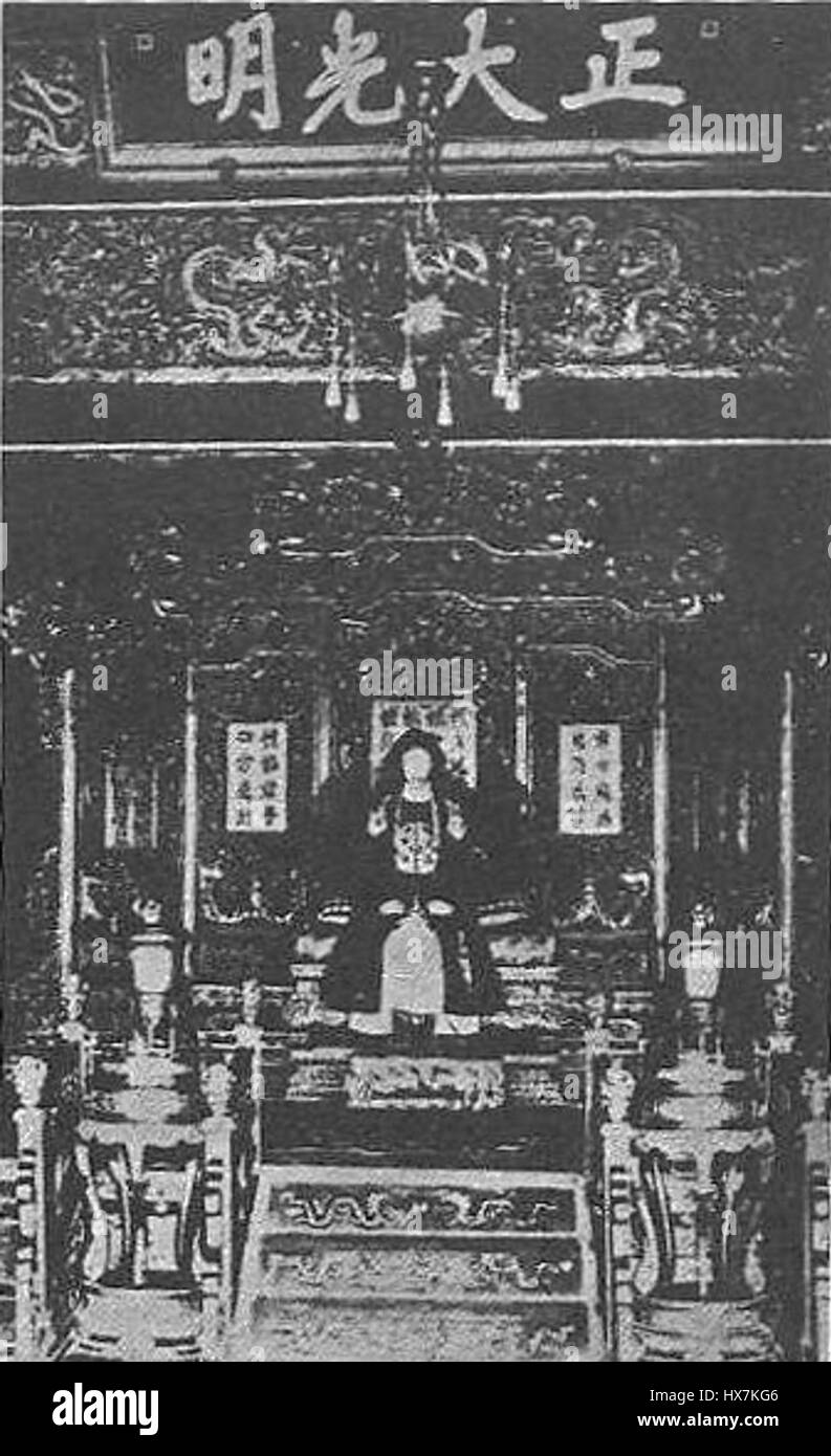 Chinese emperor on throne hi-res stock photography and images - Alamy