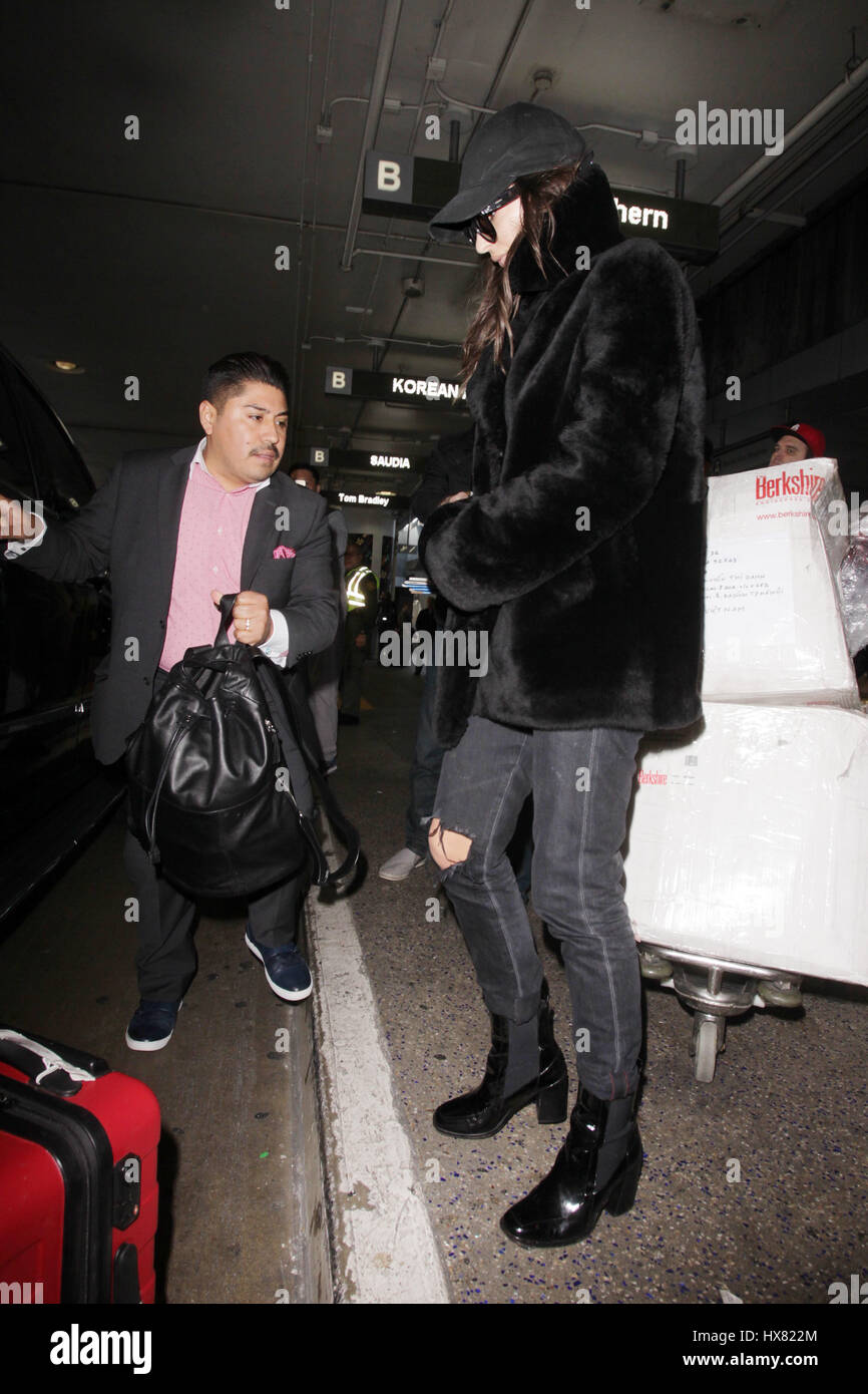 Emily Ratajkowski arrives at Los Angeles International Airport (LAX