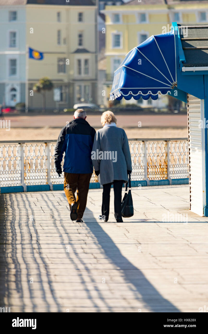 Older couple walking hand in hand hi-res stock photography and images ...