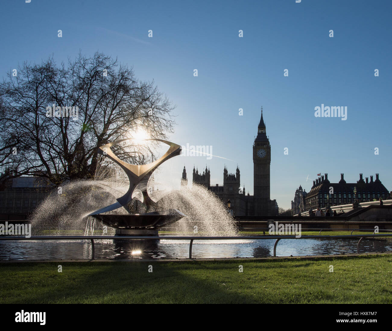 Revolving Torsion Fountain in front of St. Thomas Hospital, London, UK with the Houses of Parliament in the background Stock Photo