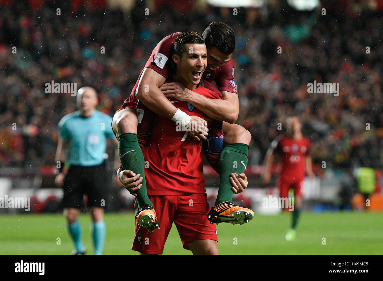 Portugal, Lisbon, March 25, 2017 - WORLD CUP QUALIFIERS: PORTUGAL x HUNGARY - Pepe and Cristiano Ronaldo celebrates third gol of Portugal during FIFA World Cup Russia 2018 Qualifiers group B match between Portugal and Hungary, in Est‡dio da Luz on March 25, 2017 in Lisbon, Portugal. Credit: Bruno de Carvalho/Alamy Live News Stock Photo