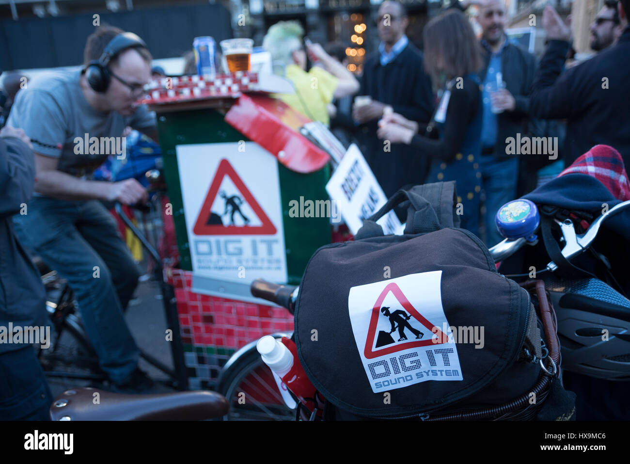 Dig it Sound system bicycle in front of the Red Lion Pub during the United for Europe March in London, UK on the 25th of March 2017. Credit: Hannah Alexa Geller/Alamy Live News Stock Photo