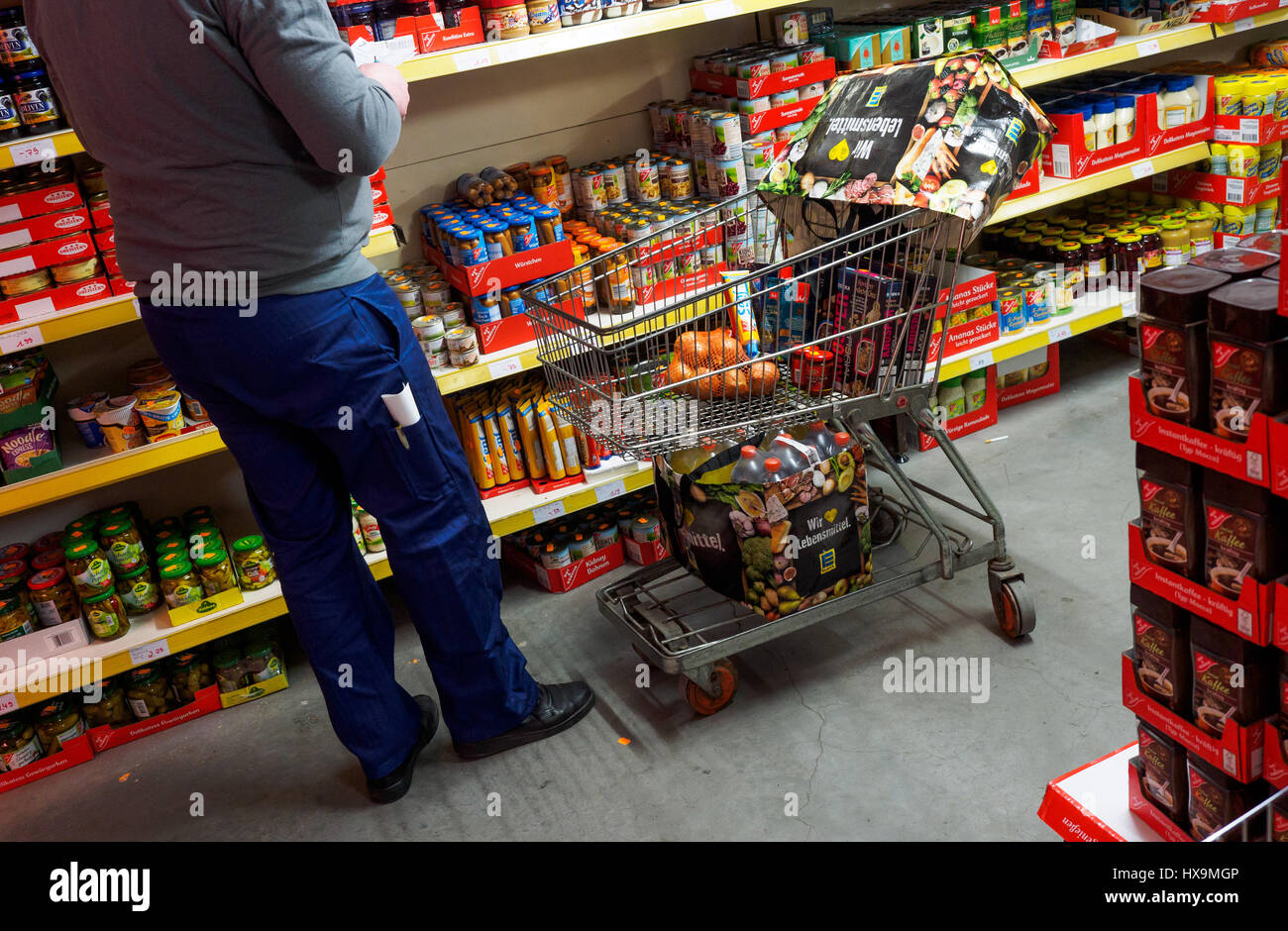 Hof, Germany. 09th Feb, 2017. A prison inmate purchases goods in the ...