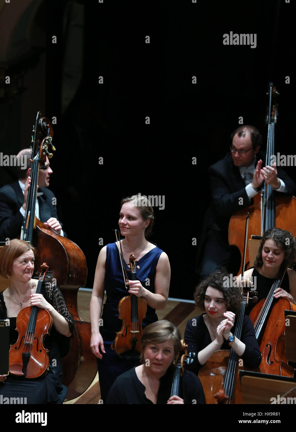 Heidelberg, Germany. 25th Mar, 2017. German violinist Julia Fischer (C
