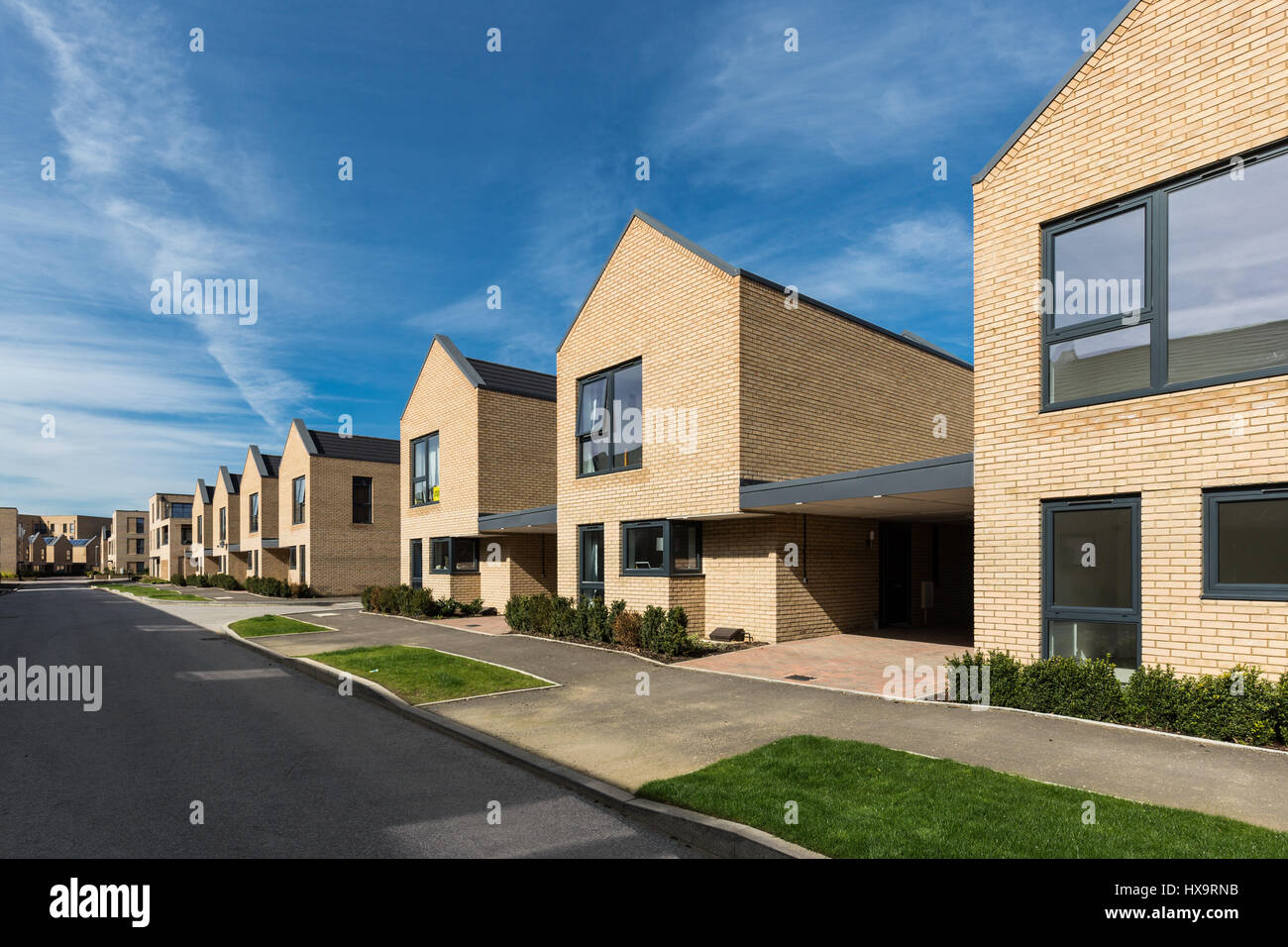 Cambridge, UK. 25th Mar, 2017. A street of new build houses in Great