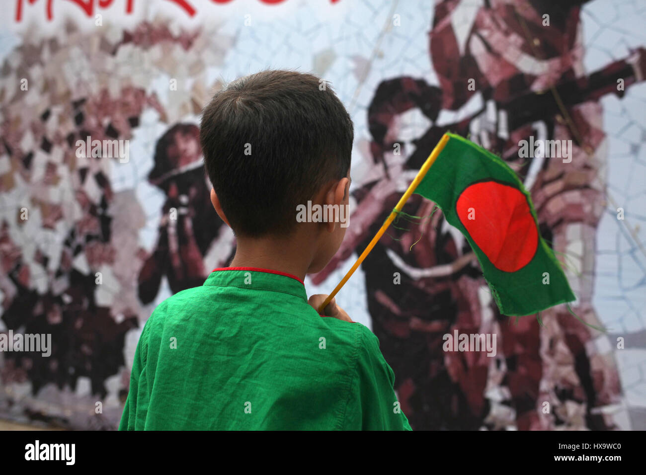 Dhaka, Bangladesh. 26th Mar, 2017. 26 March 2017 Dhaka, Bangladesh ''“ A Bangladeshi children hold a national flag and to see the street wall painting during the nation celebrate 46 Independence Day on 26 March 2017 Dhaka, Bangladesh. In 1971 when the Pakistani occupation forces kicked off one of the worst genocides in history that led to a nine-month war for the independence of Bangladesh in 1971. © Monirul Alam Credit: Monirul Alam/ZUMA Wire/Alamy Live News Stock Photo