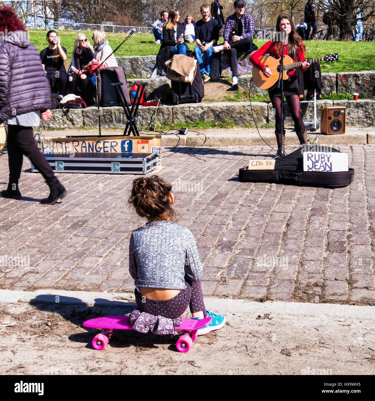 Mauer Park, Berlin, Germany, 26th March 2017. The Clocks moved forward  today and Berliners ventured outdoors to enjoy the warm Spring sunshine in  the City Parks. A child sitting on a skate
