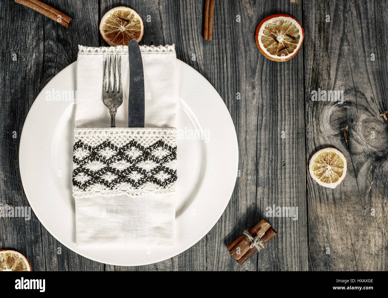 https://c8.alamy.com/comp/HXAXGE/white-dish-with-cutlery-knife-with-fork-wrapped-in-a-napkin-top-view-HXAXGE.jpg