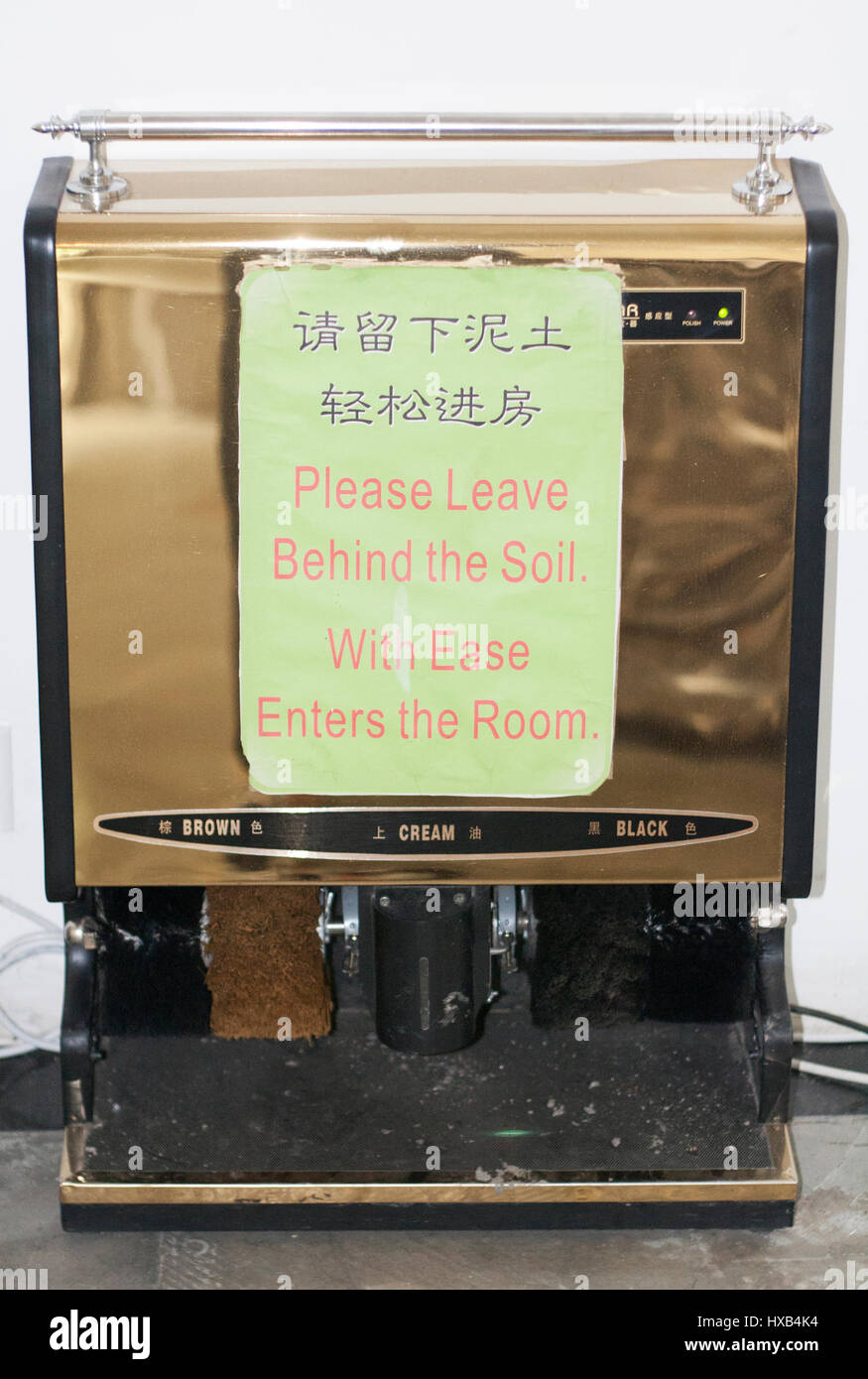 Shoe cleaning machine in Chinese hotel with sign in English language Stock Photo